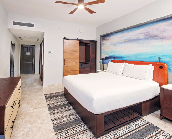 HABITACIÓN TIPO ESTUDIO-UNA CAMA KING-VISTA PARCIAL AL MAR